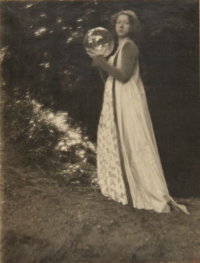 #47 Woman with crystal ball, 1917