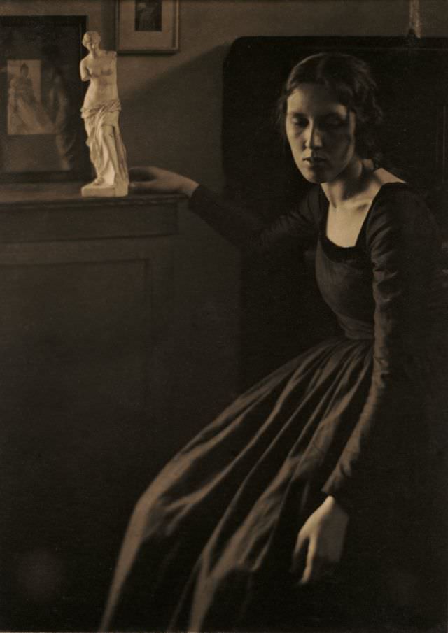 #6 Lady in black with statuette (Lady with Venus), 1898