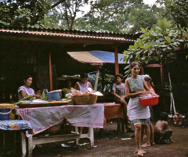 #44 Time for snack, Izalco, 1977