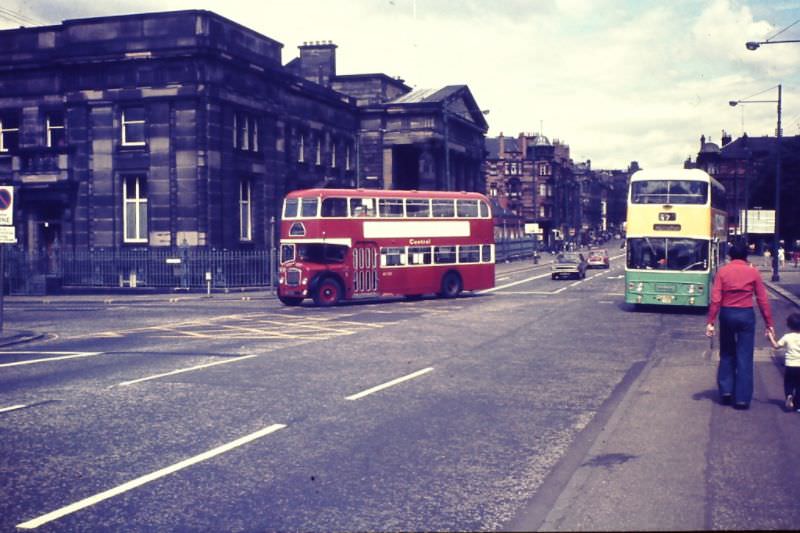 #18 Saltmarket at corner of Clyde Street seen from Albert Bridge
