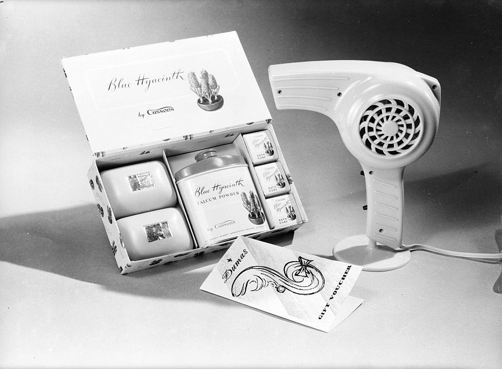The Bizarre History and Photos of Different Hair Dryer Models from the 20th Century Inventions