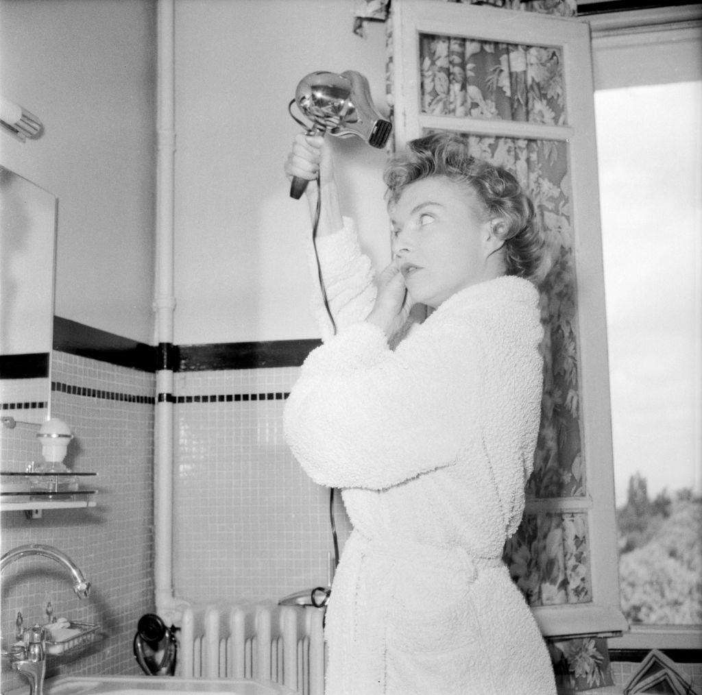 The Bizarre History and Photos of Different Hair Dryer Models from the 20th Century Inventions