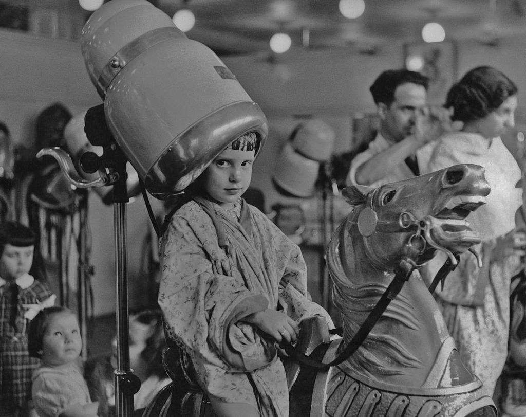 The Bizarre History and Photos of Different Hair Dryer Models from the 20th Century Inventions