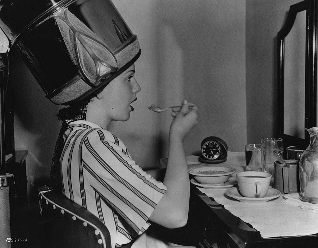 The Bizarre History and Photos of Different Hair Dryer Models from the 20th Century Inventions