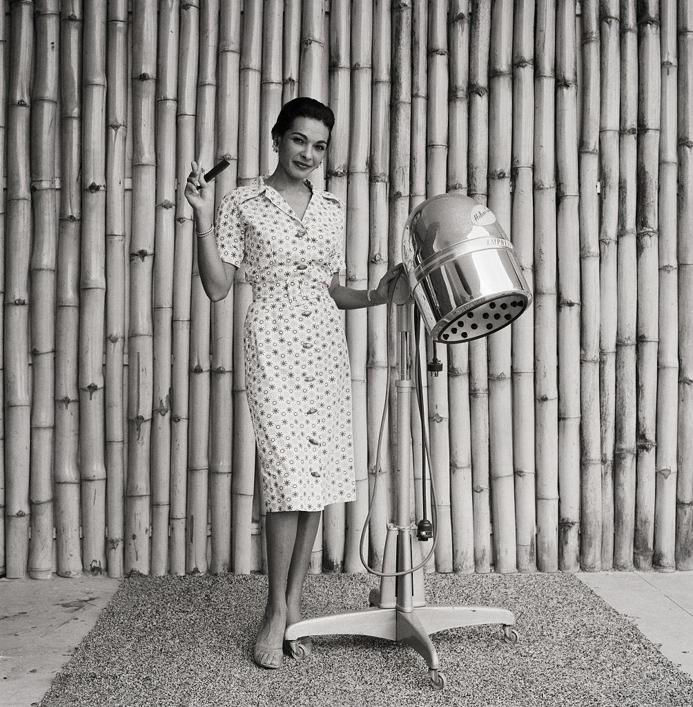 The Bizarre History and Photos of Different Hair Dryer Models from the 20th Century Inventions