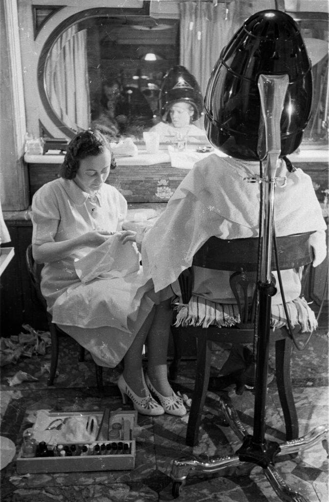 The Bizarre History and Photos of Different Hair Dryer Models from the 20th Century Inventions