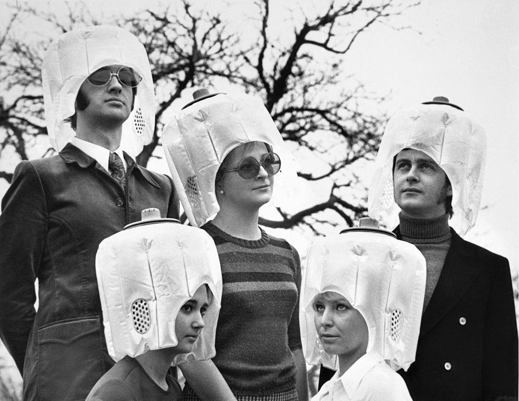 The Bizarre History and Photos of Different Hair Dryer Models from the 20th Century Inventions
