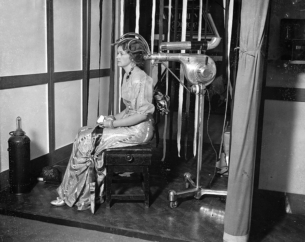 The Bizarre History and Photos of Different Hair Dryer Models from the 20th Century Inventions