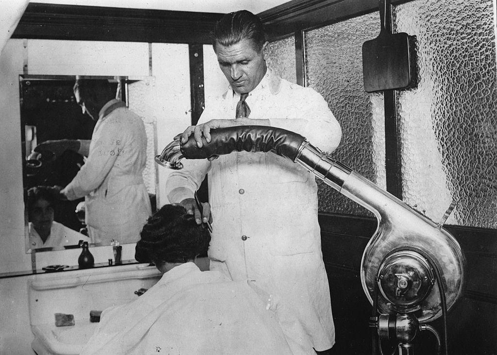 The Bizarre History and Photos of Different Hair Dryer Models from the 20th Century Inventions