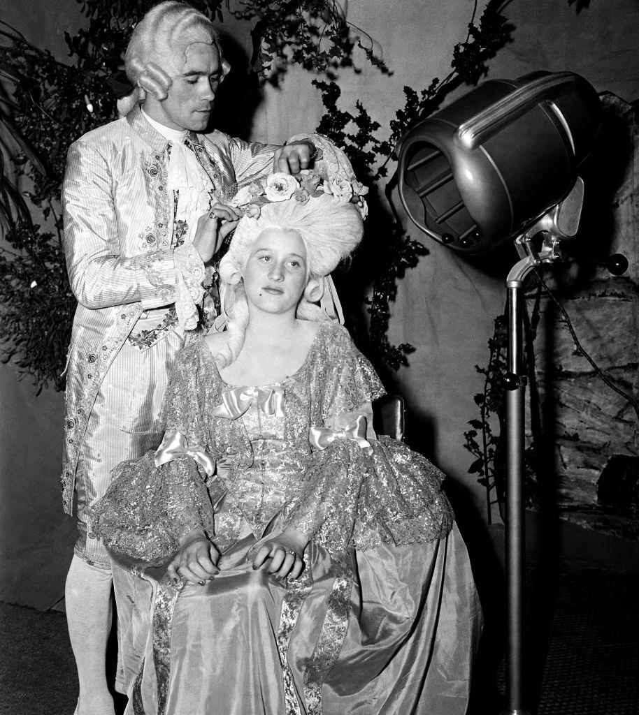 The Bizarre History and Photos of Different Hair Dryer Models from the 20th Century Inventions