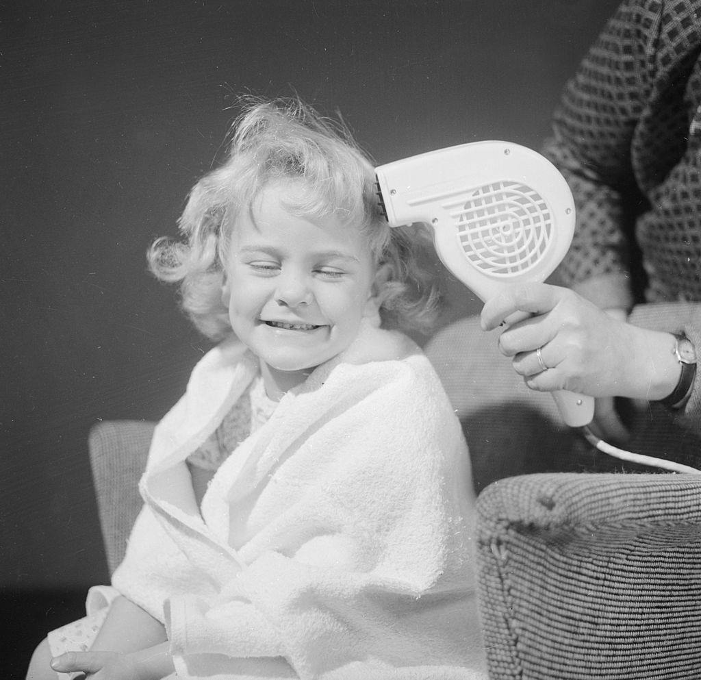 The Bizarre History and Photos of Different Hair Dryer Models from the 20th Century Inventions