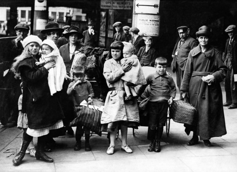 #10 A family of hop pickers at Victoria Station in London, 1919.