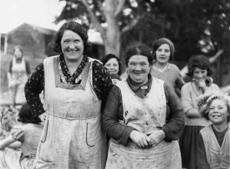 #13 Hop pickers at a camp in Faversham, Kent, 1932.