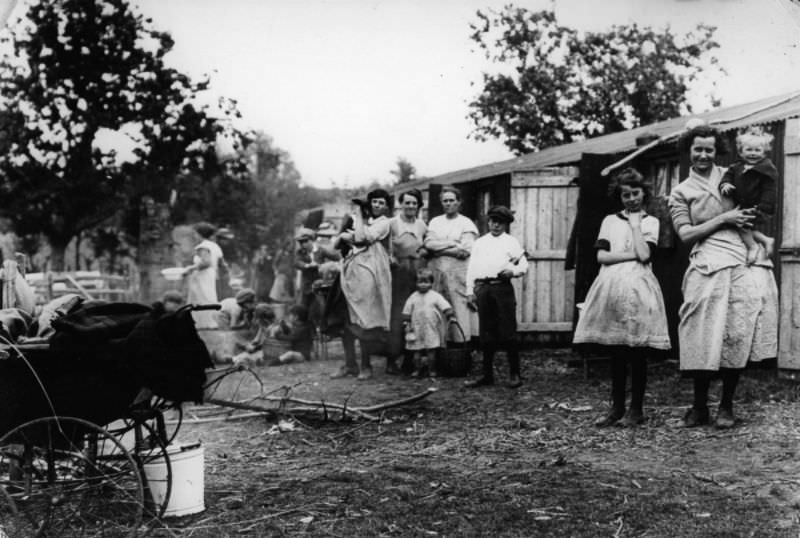 #9 Hop pickers in a camp in the Kentish hop fields, 1910.