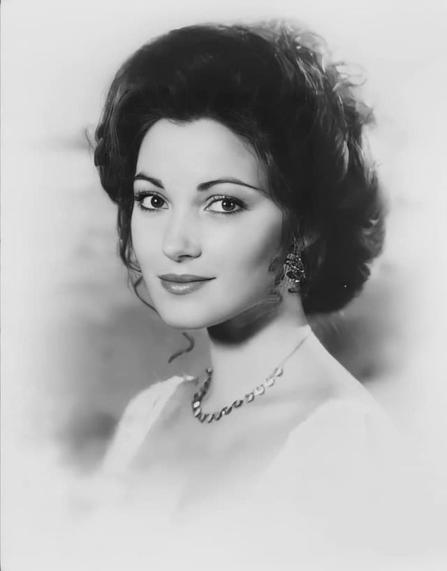 Stunning Photos of Jane Seymour during the Filming of &;Somewhere in Time (1980)&; Celebrities