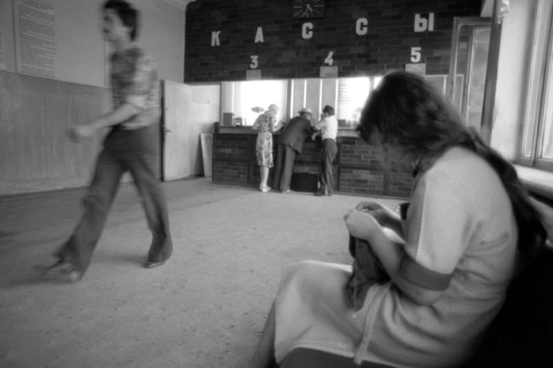 Everyday Life in Khrustalnyi During the 1980s Through the Lens of Juri Nesterov Places &; People