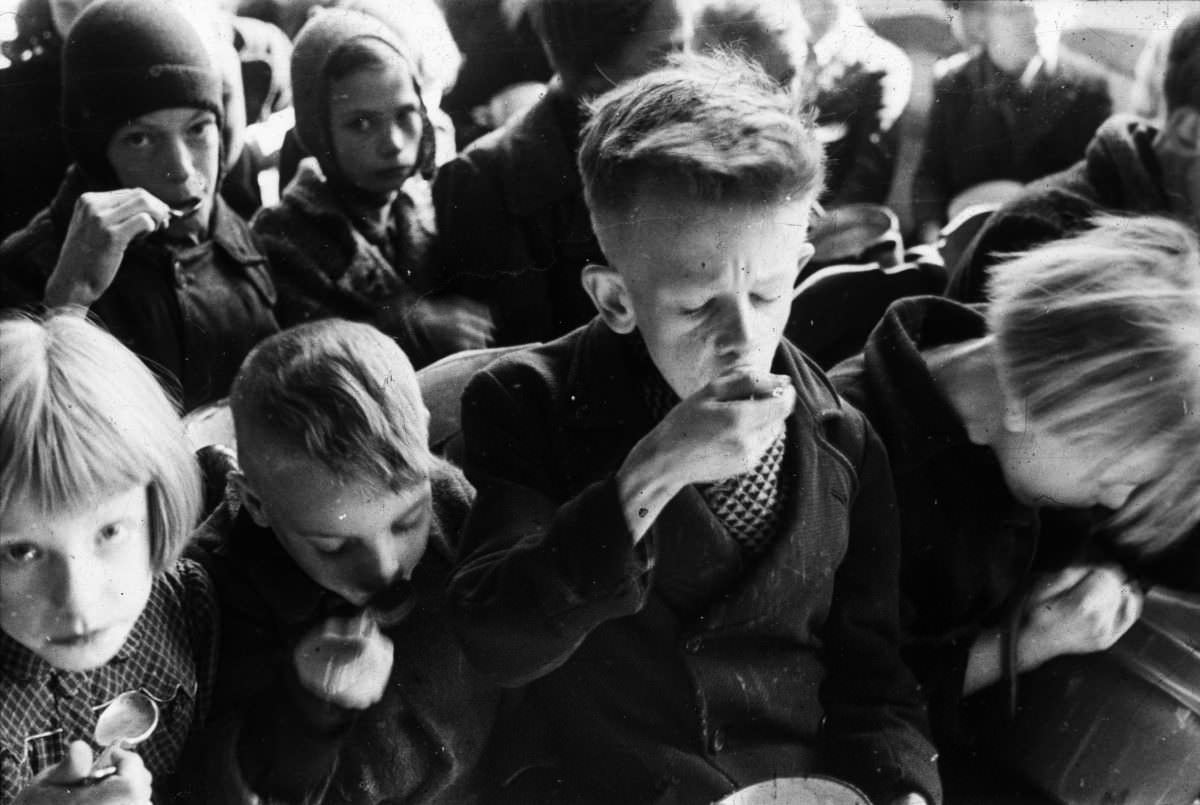 #31 Children eat half a liter of supplementary food, which they received daily during the Hunger Winter from the Inter-Church Office.