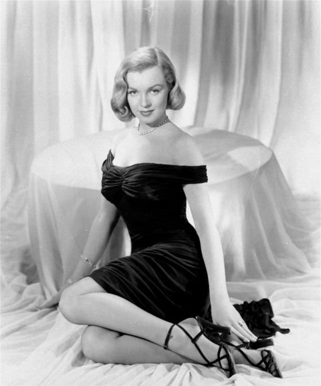 Glamorous Photos of Marilyn Monroe during the filming of &;The Asphalt Jungle (1950)&; Celebrities