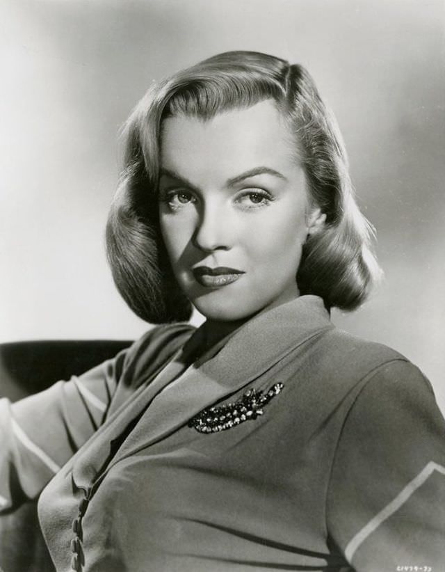 Glamorous Photos of Marilyn Monroe during the filming of &;The Asphalt Jungle (1950)&; Celebrities