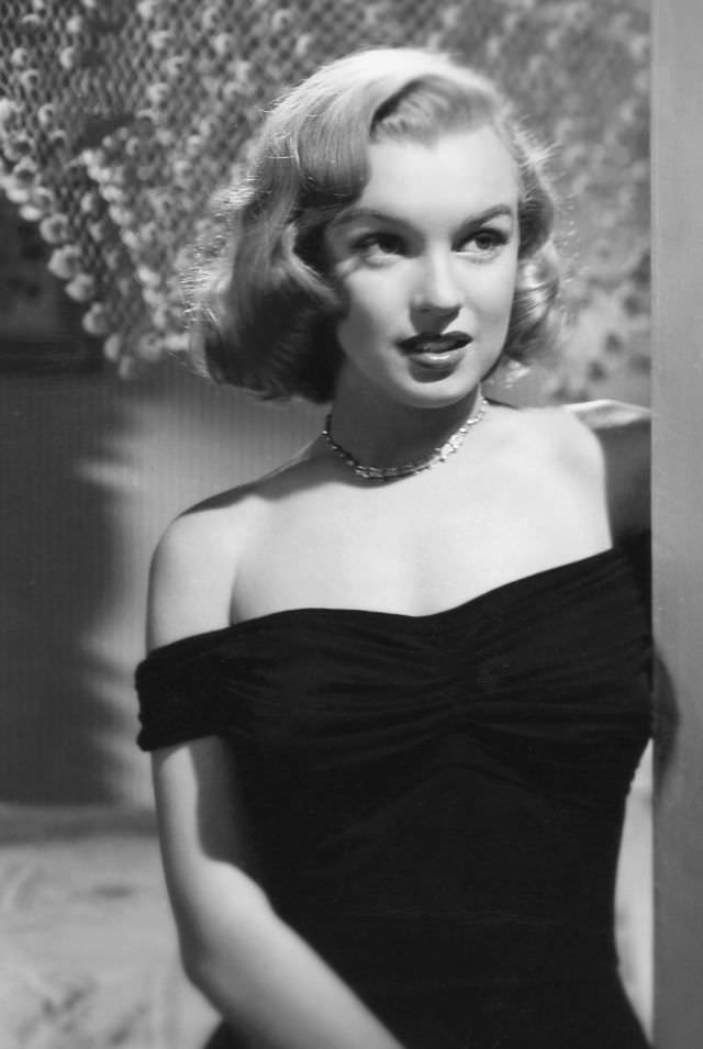 Glamorous Photos of Marilyn Monroe during the filming of &;The Asphalt Jungle (1950)&; Celebrities