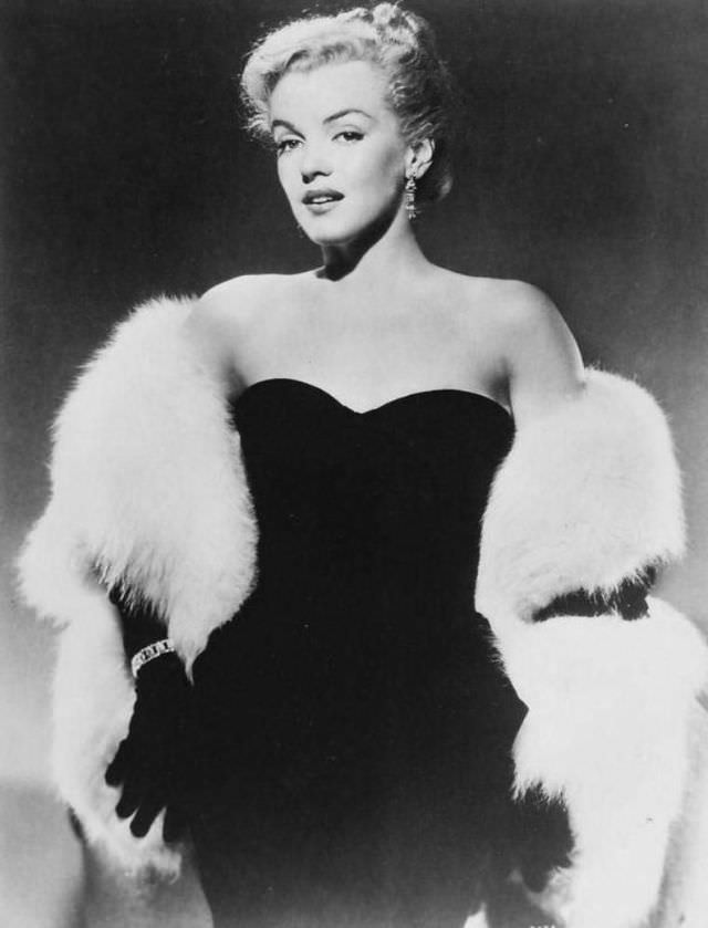 Glamorous Photos of Marilyn Monroe during the filming of &;The Asphalt Jungle (1950)&; Celebrities