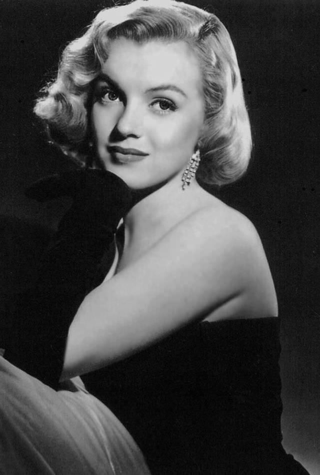 Glamorous Photos of Marilyn Monroe during the filming of &;The Asphalt Jungle (1950)&; Celebrities