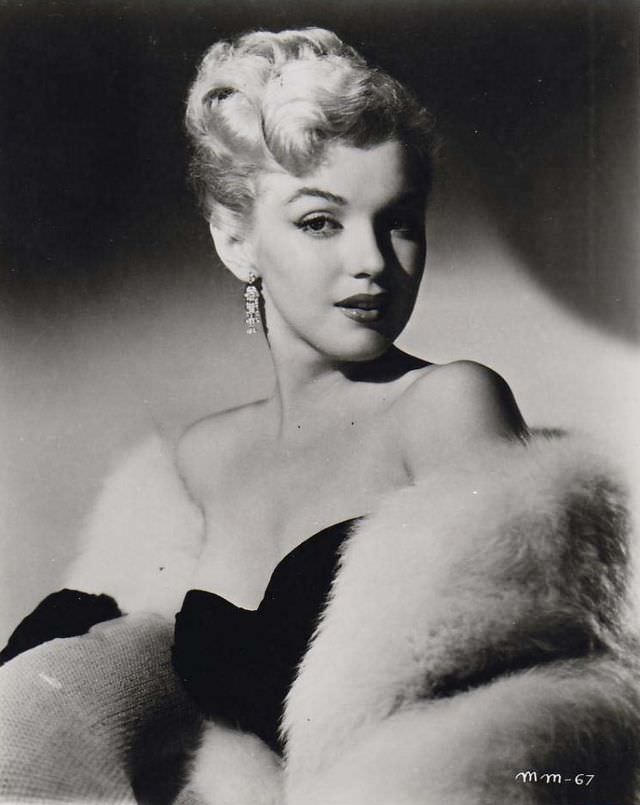 Glamorous Photos of Marilyn Monroe during the filming of &;The Asphalt Jungle (1950)&; Celebrities