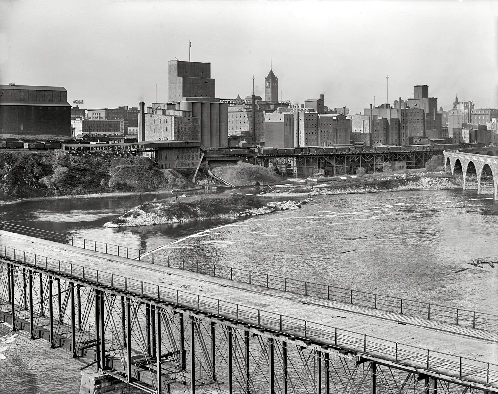 #18 St. Anthony’s Falls and the milling district, Minneapolis circa 1908