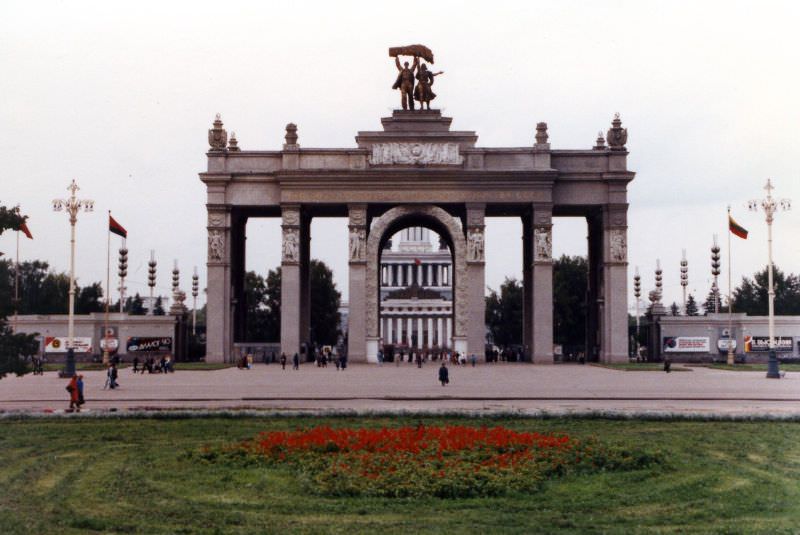 #24 Monument, Moscow, 1990