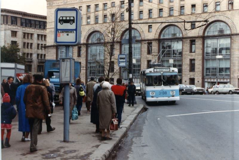 #27 Moscow street scenes, 1990