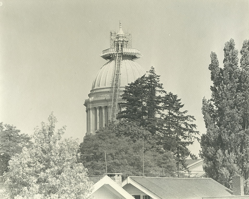 #27 Legislative Building lantern under repair, Olympia, 1949