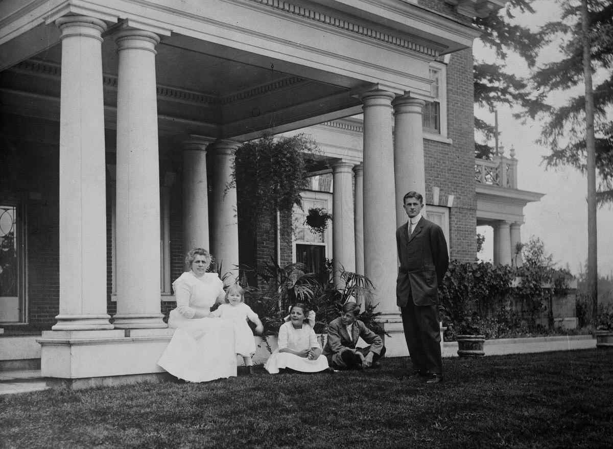 #5 The Hays at the Governor’s Mansion, 1913