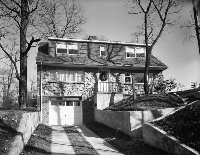 #32 11 (street unidentified), July 1949