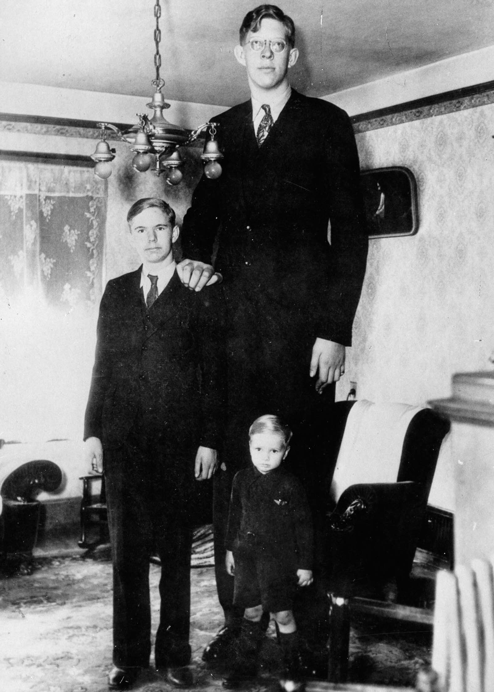 #12 Wadlow at age 17 with his brothers.