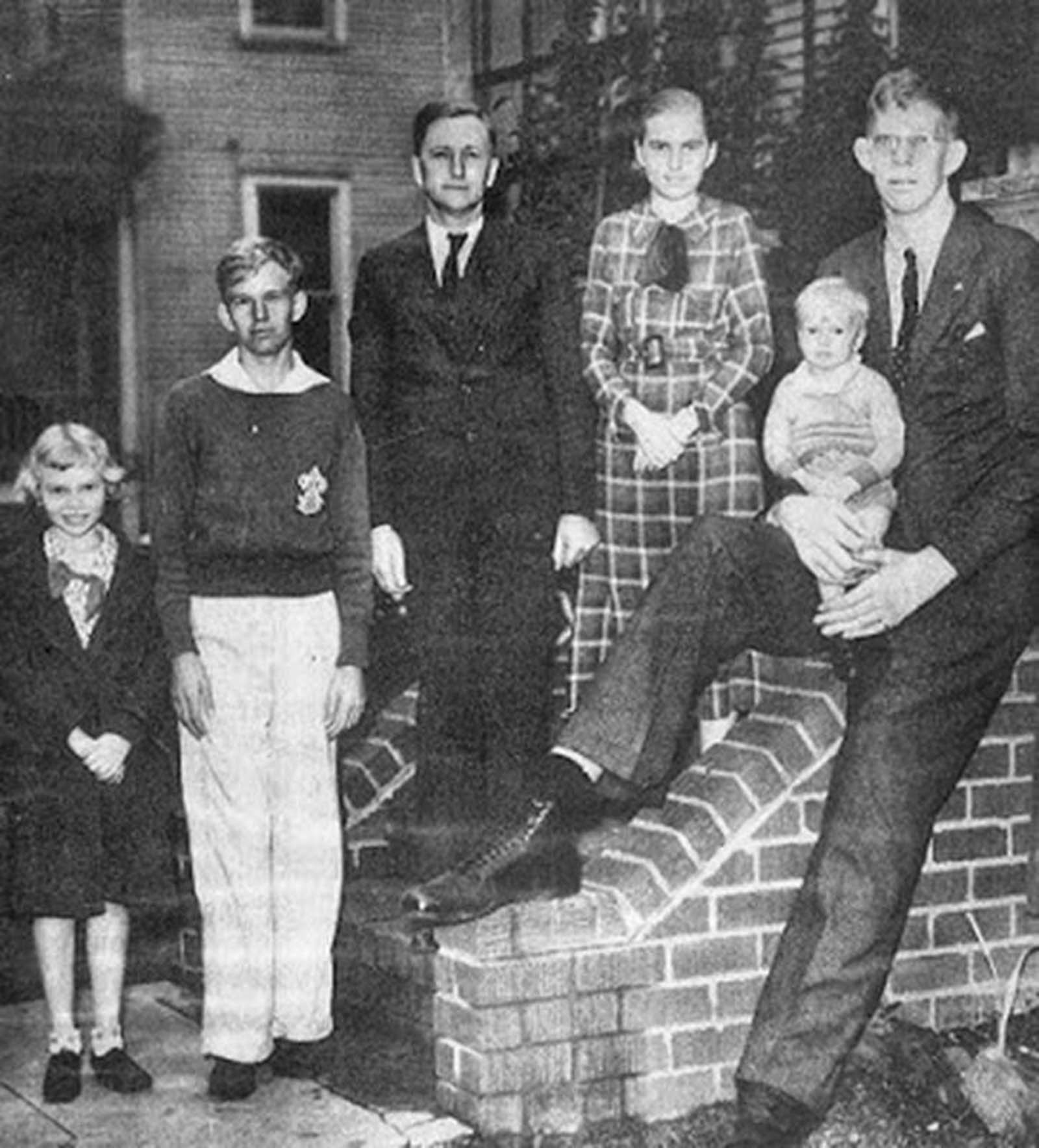 #35 Robert Wadlow with his family.