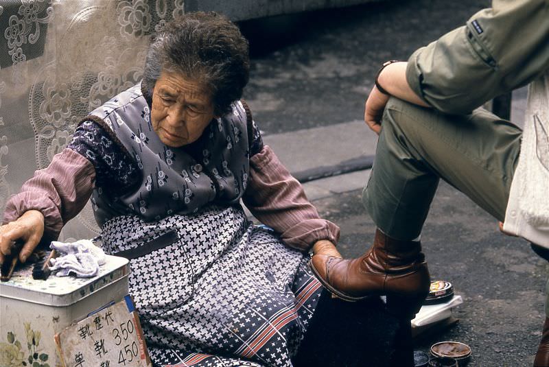 #13 Shoe shining, Tokyo, 1982