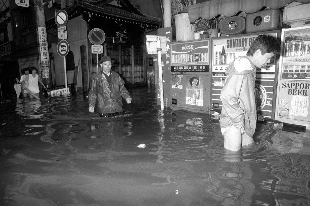 #9 People evacuate inundated area as Typhoon Judy hit, Tokyo, 1982