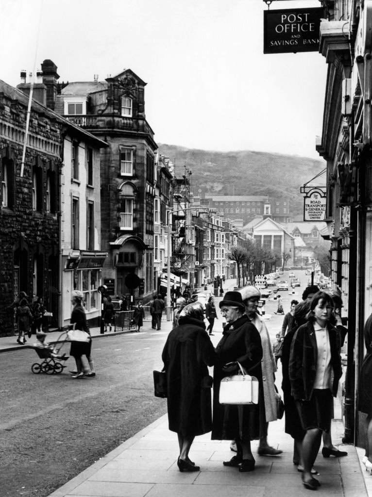 #46 Street Scenes, Aberystwyth, Ceredigion, West Wales, 20th May 1965. Shoppers in busy Great Dark Gate Street.