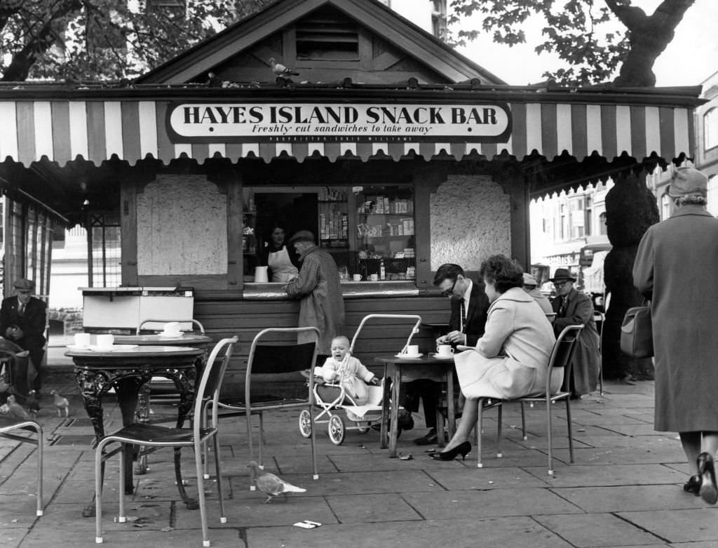 #52 Hayes Island Snack Bar. Cardiff, South Glamorgan, Wales. October 1964.
