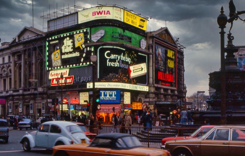 #90 Piccadilly Circus, London, February 1976