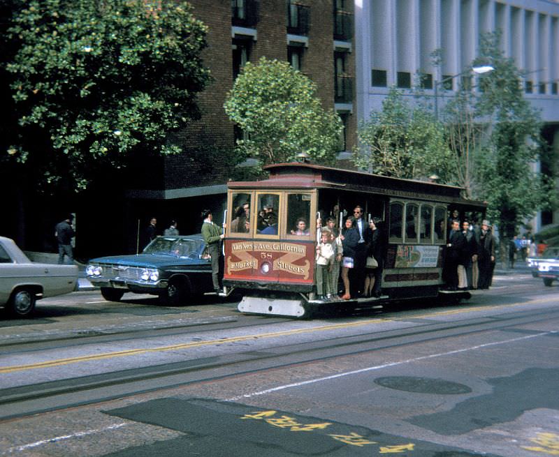 #55 California Street cable car route. View northeast on California Street between Kearny Street and Grant Avenue, 1970