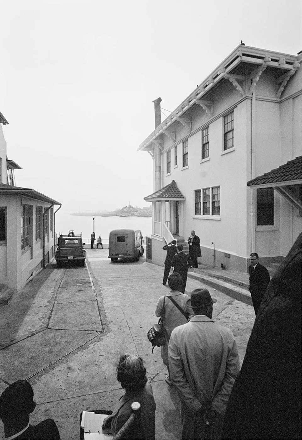 #19 Convict’s Bus – The bus transporting convicts drives to the dock. On the left is the Warden’s House; on the right is the Lighthouse Keepers’ Quarters.