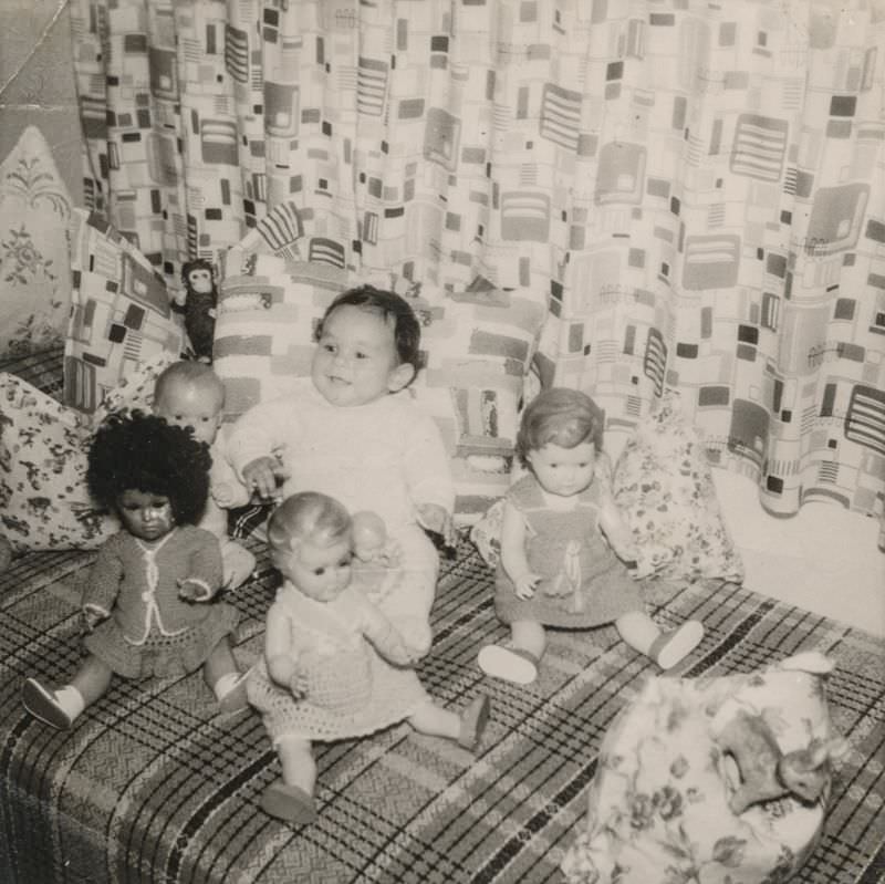 #44 Little girl surrounded by her dolls