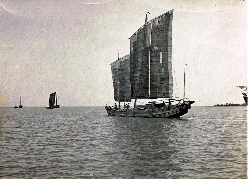 #27 Junks on the sea