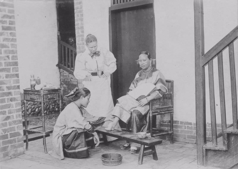 #53 Bound Feet: Horrible Body Modification that Chinese Women Practiced for One Thousand years #53 Weird