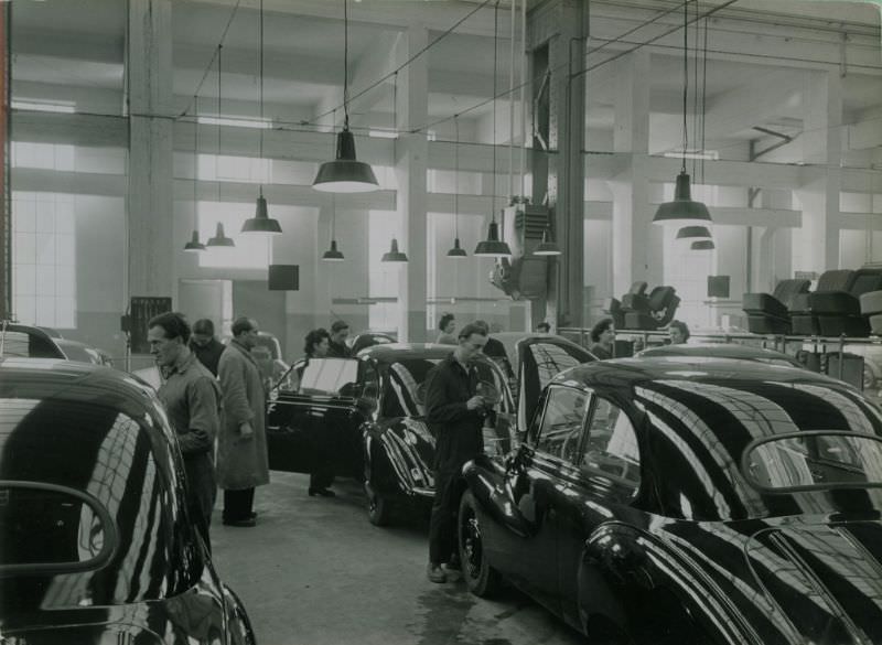 #20 Detailing on finished cars, 1951