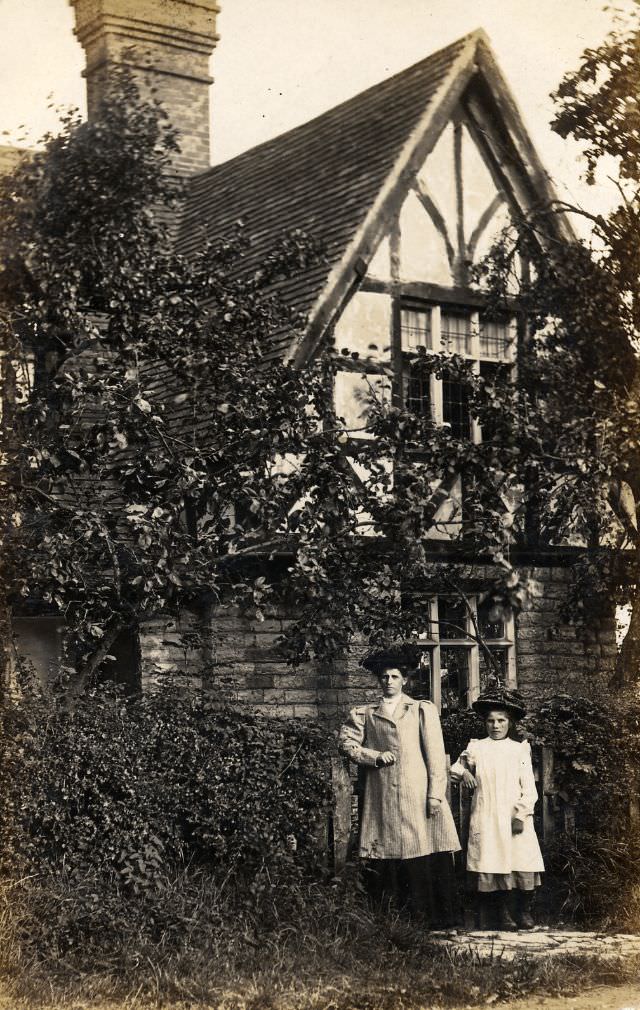 #30 Mother and daughter in front of timber-framed house