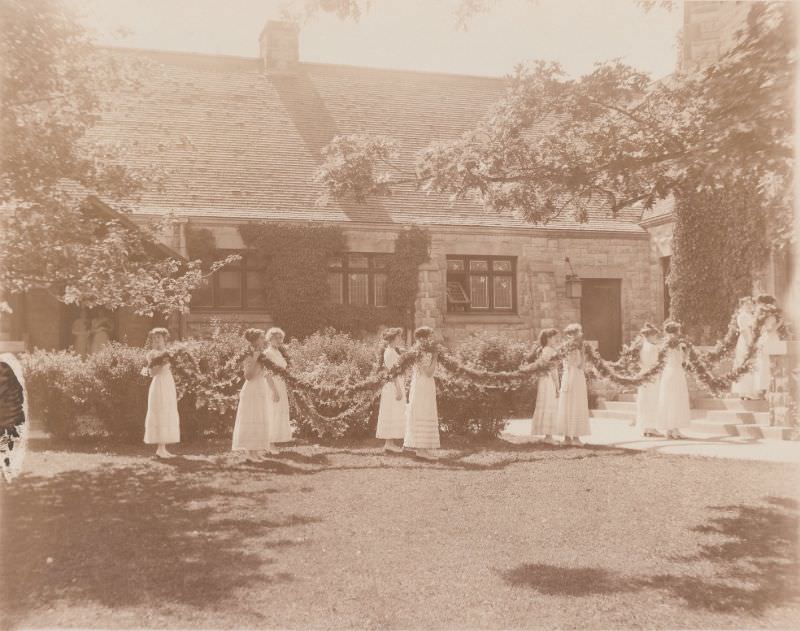 #27 The Junior daisy chain of 1912, Girton School outside the Winnetka Community House