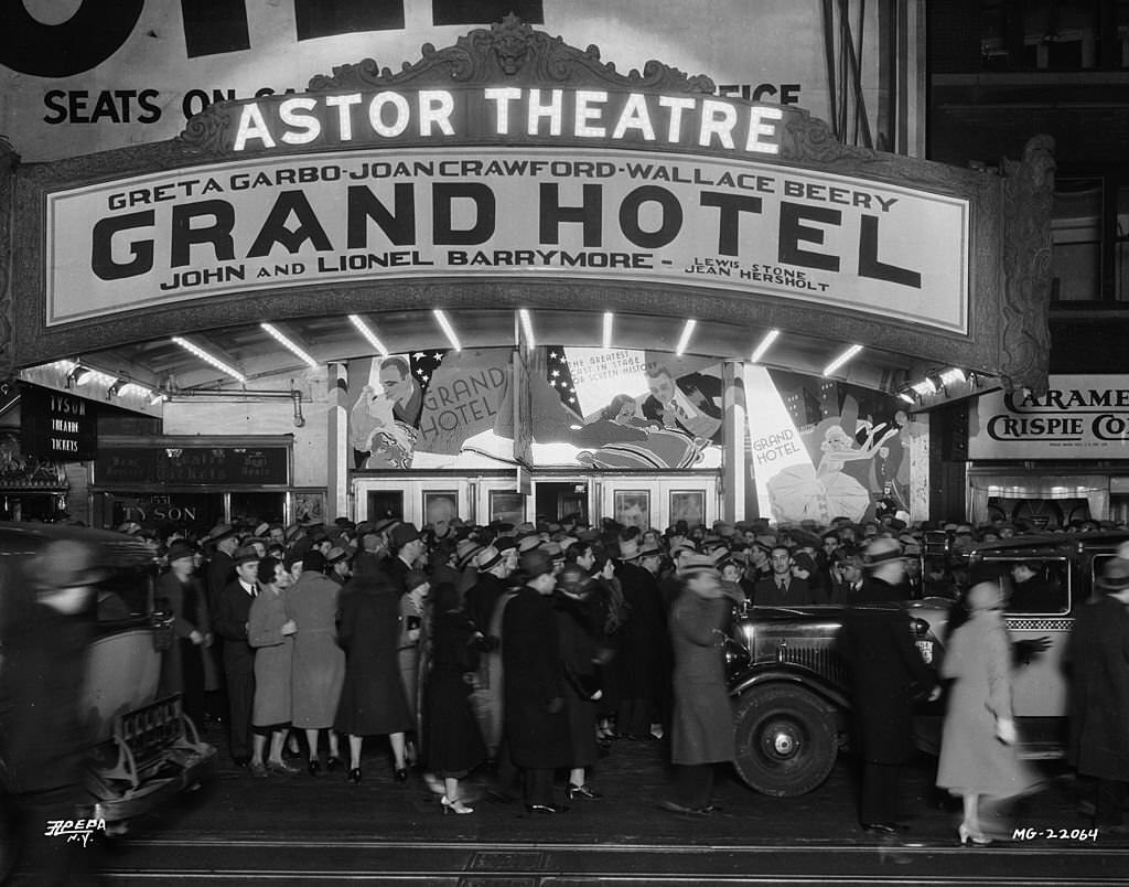 #44 Crowds outside the Astor Theatre in New York for the premiere of ‘Grand Hotel’, 1932