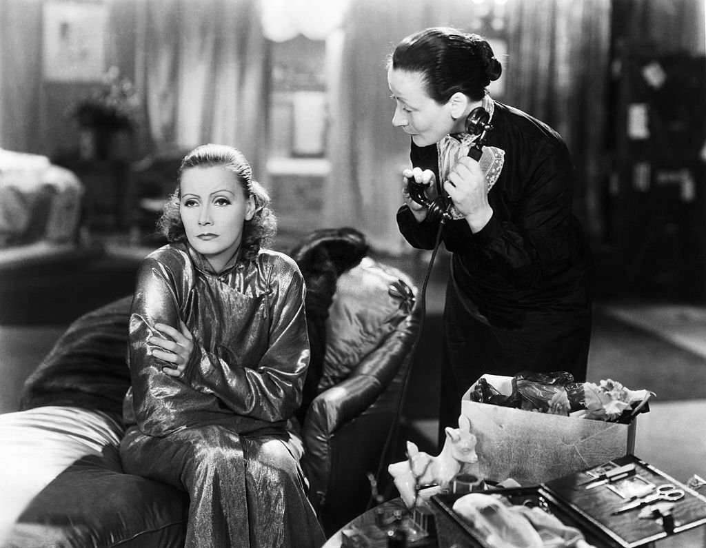 #52 Greta Garbo with her chambermaid in a scene of the film ‘Grand Hotel’ in Hollywood in 1932.